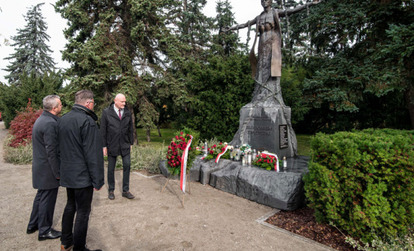 Złożenie kwiatów pod pomnikiem bł. ks. Jerzego Popiełuszki