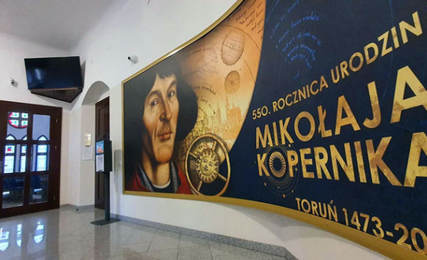 Baner 550-lecia Mikołaja Kopernika przed wejściem do sali sesyjnej Rady Miasta Torunia