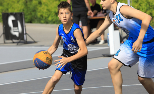 Młodzi zawodnicy grają w koszykówkę