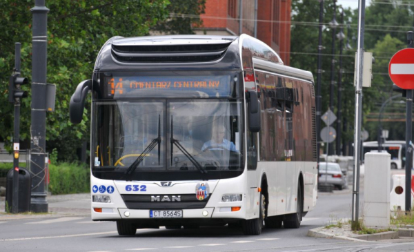 Na zdjęciu: biały autobus MZK