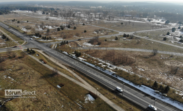 Na zdjęciu: widok z drona na skrzyżowanie i obok tereny inwestycyjne