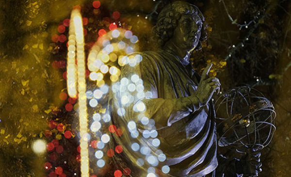 Dwóch Mikołajów: Kopernik na pomniku i święty z iluminacji świątecznej