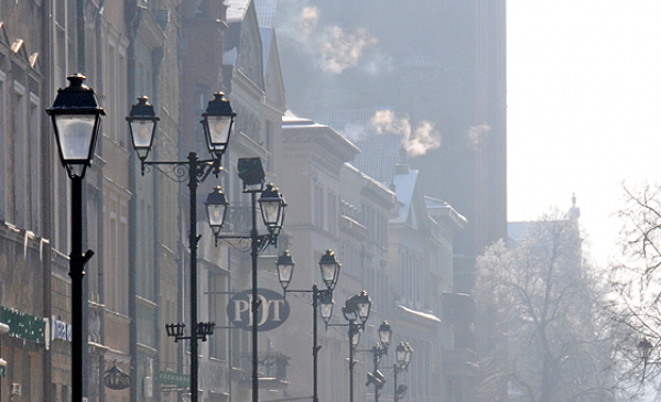 Na zdjęciu: latarnie na Rynku Staromiejskim spowite mgłą