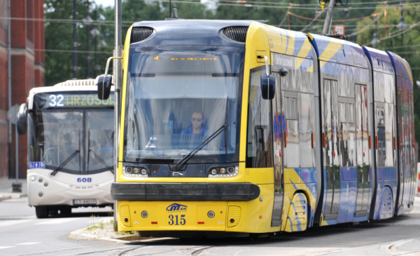 Na zdjęciu widać żółto-niebieski tramwaj