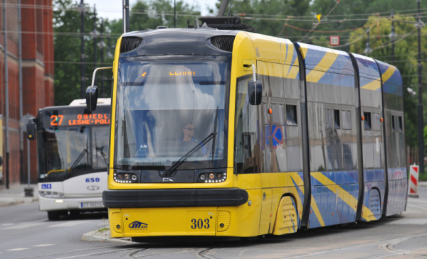 Na zdjęciu: żółto-niebieski tramwaj
