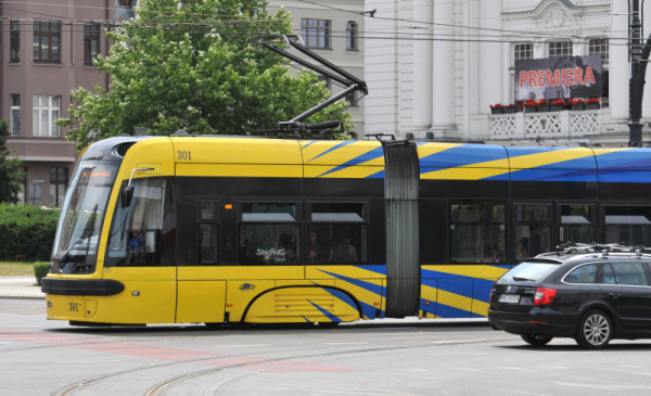 Na zdjęciu: żółto-niebieski tramwaj miejski