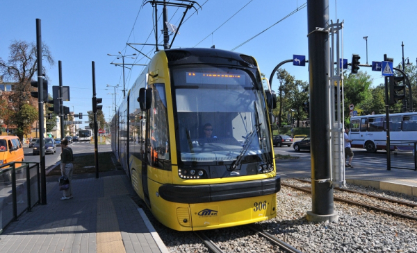 Na zdjęciu: żółto-niebieski tramwaj