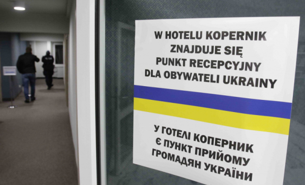 Na zdjęciu: informacja o punkcie informacyjnym napisana w językach polskim i ukraińskim naklejone na drzwiach