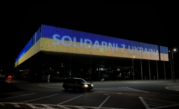 Na zdj: arena Toruń a na niej wyświetlona flaga Ukrainy i napis Solidarni z Ukrainą