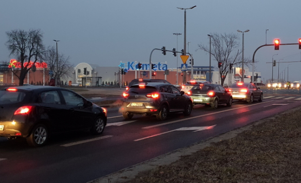 Samochody jadące wieczorną ulicą Wielki Rów, fot. Małgorzata Litwin