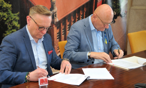Na zdjęciu: prezydent Michał ZAleski i Marcin Szerszeń, wiceprezes zarządu Onde SA podpisują umowę na przebudowę Bulwaru Filadelfijskiego