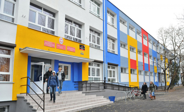 Uczniowie wychodzą z kolorowego budynku VI LO przy ul. Wojska Polskiego, fot. Małgorzata Litwin