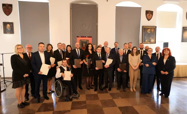 Wspólne zdjęcie nowo wybranych radnych i prezydenta