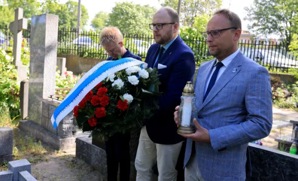 władze miasta złożyły kwiaty na grobie Honorowej Obywatelki Torunia prof. Wilhelminy Iwanowskiej.