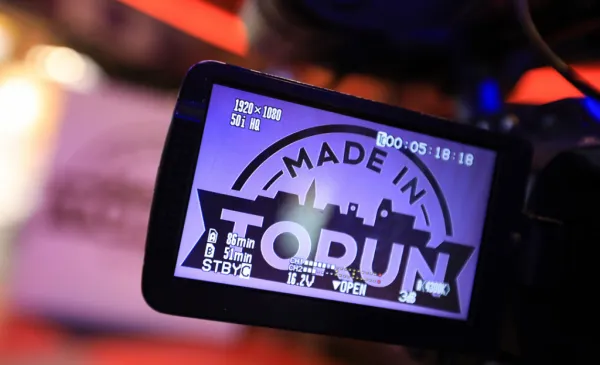 Logo znaku Made in Toruń widziane w obiektywie aparatu