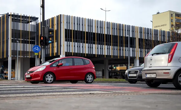 Zostaw auto na parkingach P&R