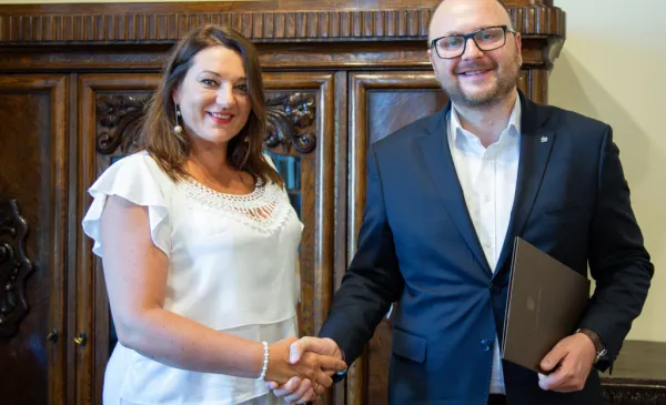 Nowa dyrektor Wydziału Edukacji Iwona Muszyńska i Prezydent Torunia Paweł Gulewski