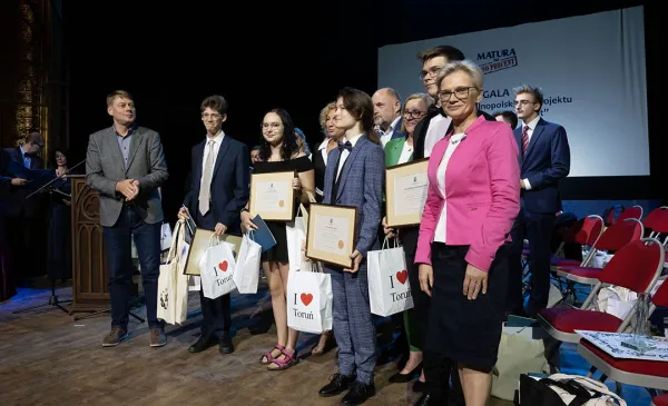 Adam Szponka z laureatami projektu Matura na 100 proc.