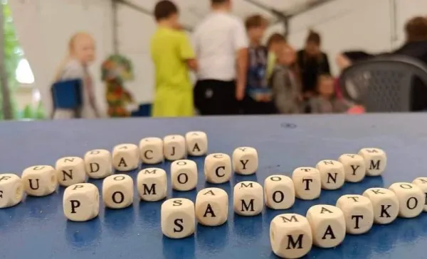Fundacja Pomocy Samotnym Matkom prowadzi placówkę wsparcia dziennego dla dzieci i młodzieży.