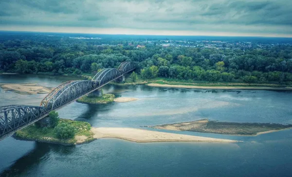 Widok na Wisłę w sąsiedztwie mostu kolejowego - 15.09.2024 r.