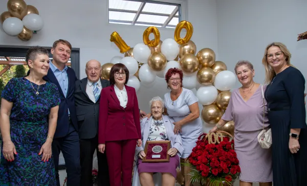 Wspólne zdjęcie rodziny i gości z jubilatką