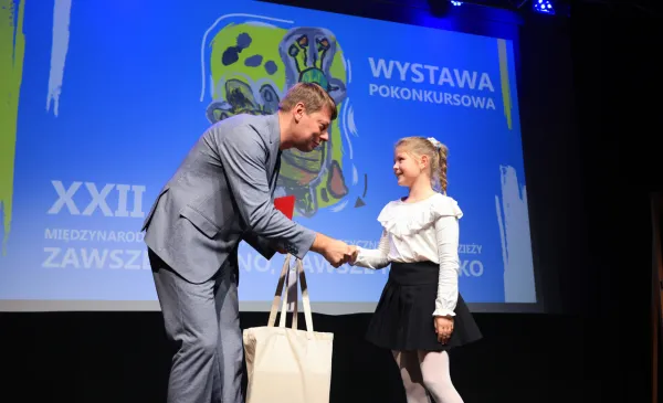 Wiceprezydent Adam Szponka wręcza nagrodę uczzestniczce konkursu