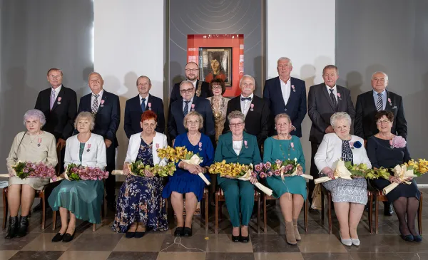 Wspólne pamiątkowe zdjęcie prezydenta Torunia z jubilatami