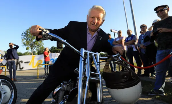 Jan Ząbik na motorze żużlowym