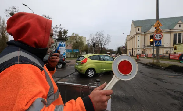 Ruchem na remontowanej ul. św. Józefa kierują sygnaliści, fot. Sławomir Kowalski