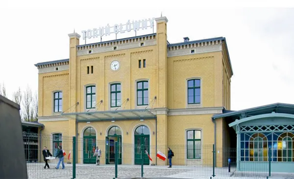 Budynek dworca kolejowego Toruń Główny, fot. Adam Zakrzewski