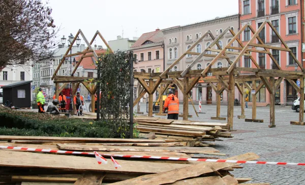 Budują Szopkę Bożonarodzeniową