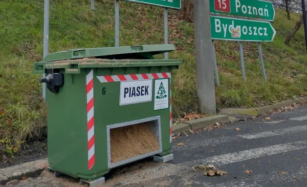 Zimowe pojemniki na sól i piasek
