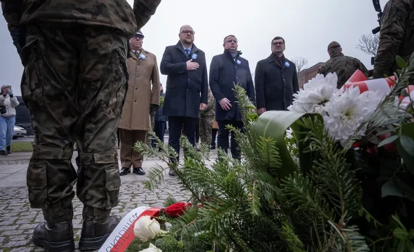 Złożenie kwiatów pod pomnikiem Józefa Hallera