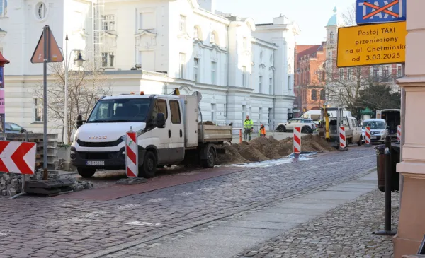 Prace budowlane przy nitce gazociągu przy Teatrze im. Wilama Horzycy