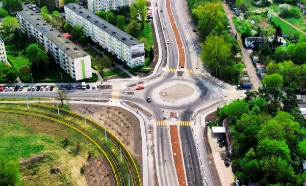 Przebudowywana ulica Szosa Okrężna w pobliżu pl. Skalskiego.