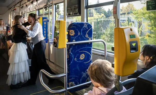 Spektakl "Drogi" w autobusie MZK