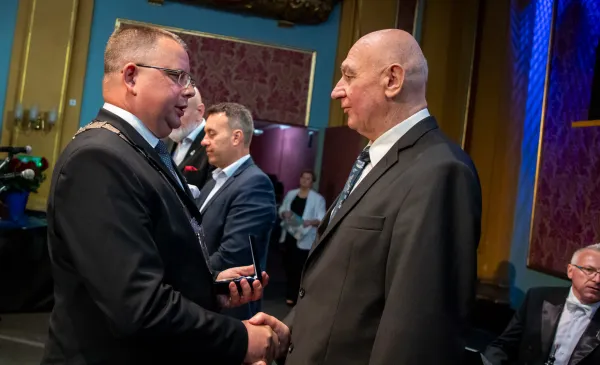 Andrzej Glonek z medalem „Za Zasługi dla Miasta Torunia” na wstędze