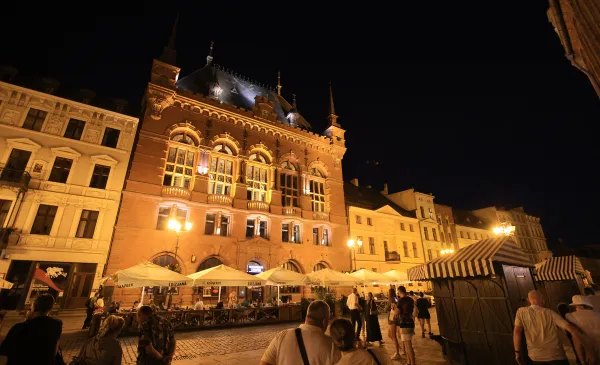 Dwór Artusa nocą