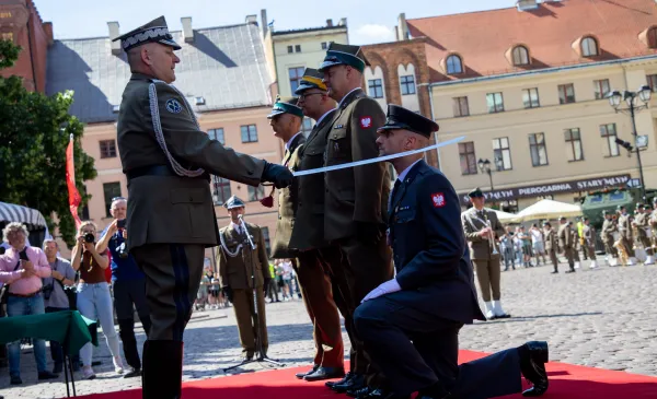 Promocja oficerska na Rynku Staromiejskim 