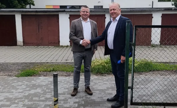Przewodniczący Rady Miasta Torunia Łukasz Walkusz wraz z Dyrektorem Miejskiego Zarządu Dróg w Toruniu Ireneuszem Makowskim odbyli wizytę terenową po toruńskich osiedlach i drogach lokalnych.