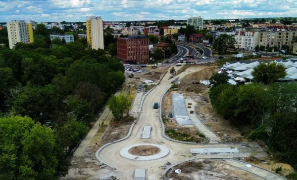 Od poniedziałku (1 września) zostanie otwarty zjazd z ul. Aleja 700-lecia na parking przy Cinema City.