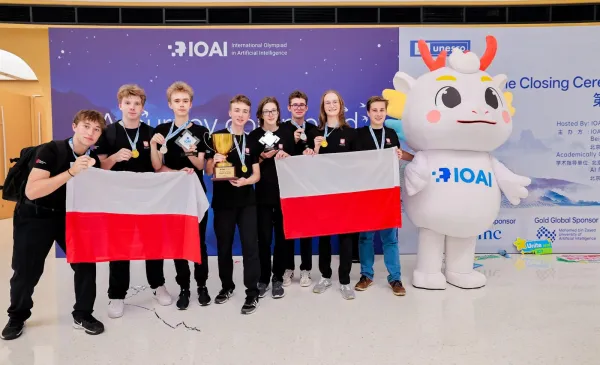 Uczniowie Uniwersyteckiego Liceum Ogólnokształcącego w Toruniu z medalami Międzynarodowej Olimpiady Sztucznej Inteligencji, która na początku sierpnia odbyła się w Pekinie.
