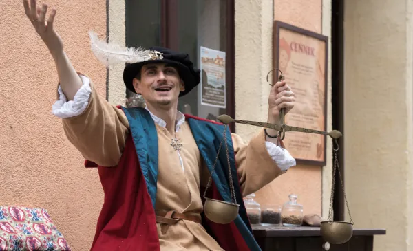 Towarzystwo Miłośników Torunia zaprasza na fabularyzowany spacer "Na tropie Kopernika" po toruńskiej starówce.