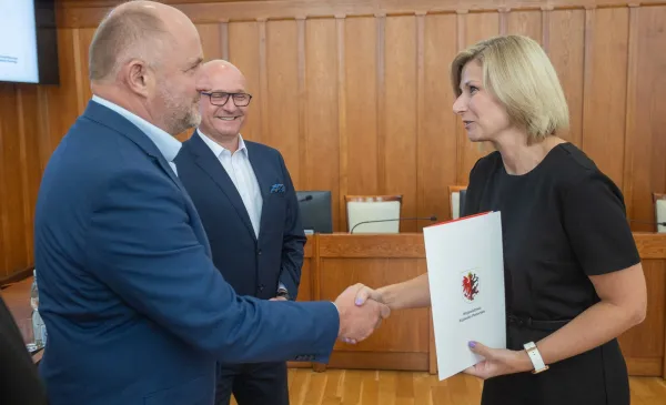 Wręczenie umowy na realizację projektu Kierunek - Zawód