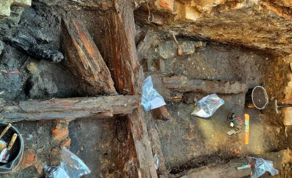 Badania archeologiczne na dziedzińcu Domu Mikołaja Kopernika
