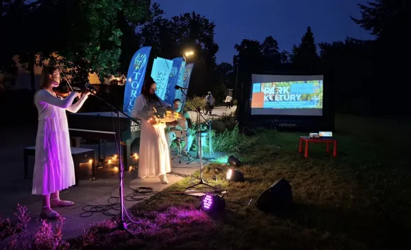 Park Kultury przy fortepianie plenerowym