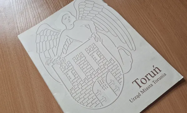 Zdjęcie teczki z napisem "Urząd Miasta Torunia"
