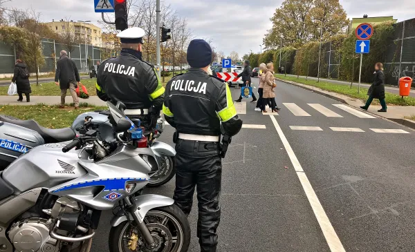 Nad bezpieczeństwem odwiedzających groby bliskich będą czuwali również funkcjonariusze KMP w Toruniu. 