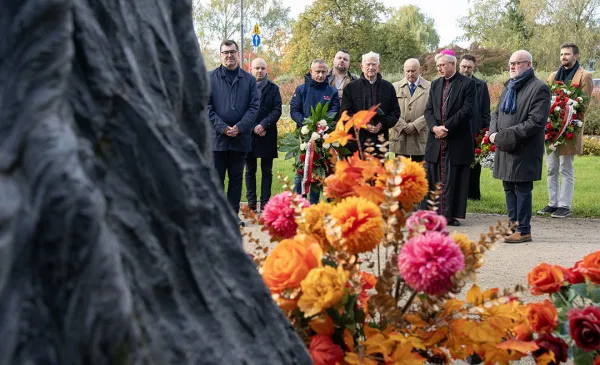 Władze miasta składają kwiaty pod pomnikiem bł. ks. Jerzego Popiełuszki.