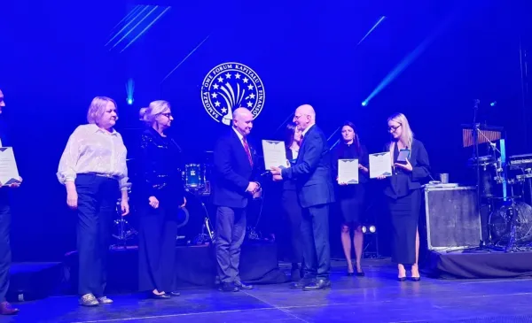 Toruń na 1. miejscu w rankingu "Dotacje z Unii Europejskiej 2004–2024". Wyróżnienie podczas XXIII Samorządowego Forum Kapitału i Finansów w Katowicach odebrał Rafał Pietrucień, z-ca prezydenta Torunia.